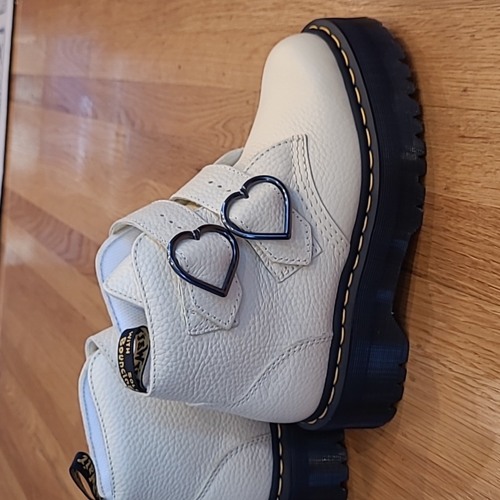 COPY - Dr. Martens Devon Heart Boots